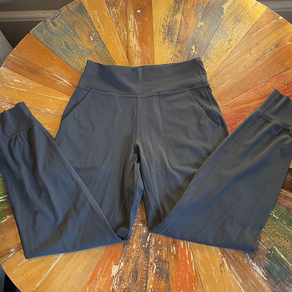 Lululemon high rise Align jogger in charcoal grey- size 6